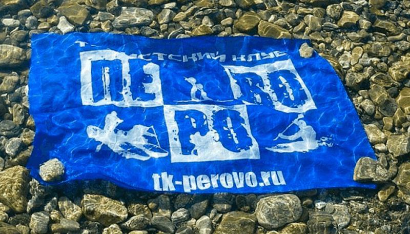Флаг турклуба Перово в водах Байкала
